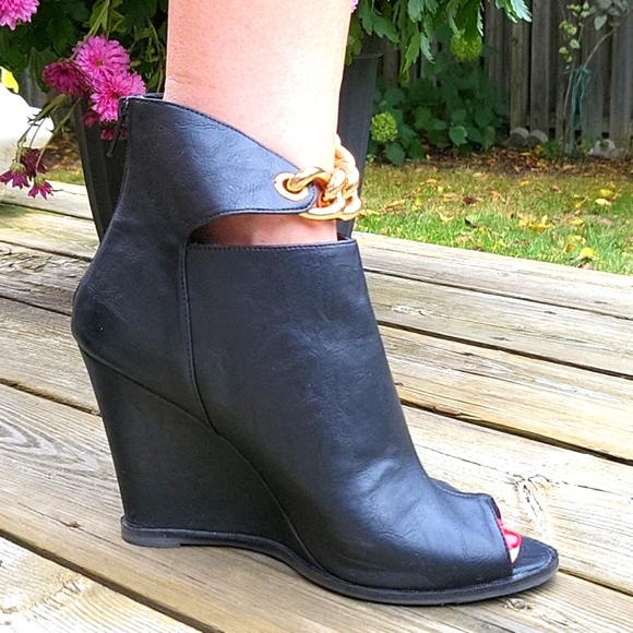 Super Hot Ankle Boots! LIKE NEW! Zigi Soho Faux Leather, Gold Chains, Wedge, 8 - Picture 10 of 17